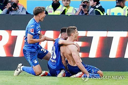 뮌헨이 19일(한국시간) 독일 호펜하임에 있는 프리제로 아레나에서 열린 호펜하임과의 2023-2024시즌 분데스리가 최종 라운드에서 2-4 역전패를 당했다.&nbsp;  뮌헨은 이 경기 패배로 승점 확보에 실패했다. 동시간대 열린 슈투트가르트와 보루시아 묀헨글라트바흐 경기에서 슈투트가르트가 4-0 대승을 거두면서 뮌헨은 3위(23승 3무 8패 승점 72)로 밀려났다. 슈투트가르트가 2위(23승 4무 7패 승점 73)로 올라섰다.&nbsp;  뮌헨이 3위로 내려앉은 건 지난 2010-2011시즌 이후 13년 만이다. 연합뉴스