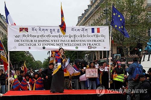프랑스 내 위구르, 티베트 출신들이 시진핑 중국 국가주석의 방문을 비판하고 있다. [AFP 연합뉴스 자료사진]