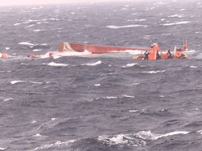 포항 구룡포 해상서 어선 전복 (포항=연합뉴스 자료사진) 3월 17일 오전 2시 44분께 경북 포항시 구룡포 동쪽 120km 해상에서 9.77t급 어선이 전복됐다.
    이 사고로 어선에 타고 있던 선원 6명이 물에 빠져 5명이 구조됐고, 1명이 실종됐다. 사진은 전복된 선박. 2024.3.17 [포항해양경찰서 제공. 재판매 및 DB 금지] photo@yna.co.kr