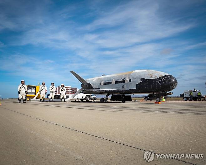 시험비행을 마치고 캘리포니아 반덴버그 공군기지에 착륙한 미군의 비밀 무인 우주선 X-37B [EPA 연합뉴스자료사진. 재판매 및 DB 금지]