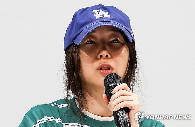 발언하는 민희진 대표 (서울=연합뉴스) 윤동진 기자 = 민희진 어도어 대표가 25일 오후 서울 서초구 한국컨퍼런스센터에서 열린 입장 발표 기자회견에서 발언하고 있다. 2024.4.25 mon@yna.co.kr