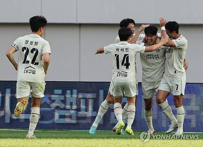 FC서울 자책골 (서울=연합뉴스) 한상균 기자 = 19일 서울월드컵경기장 프로축구 서울과 대구의 경기 후반. 대구 선수들이 서울 최준의 자책골 후 환호하고 있다. 2024.5.19 xyz@yna.co.kr