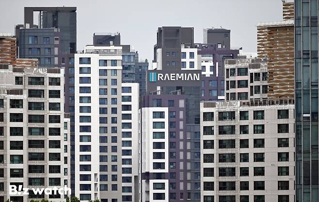 서울 서초구 반포동 '래미안 원베일리'가 1가구에 대한 일반 분양을 진행한다. 시세 차익은 20억원에 달할 것으로 예상되고 있다. 사진은 20일 래미안 원베일리 모습./사진=이명근 기자 qwe123@