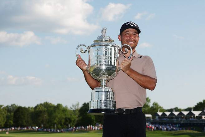 잰더 쇼플리가 PGA 챔피언십 우승을 차지한 뒤 워너메이커 트로피를 들어 올리고 있다. (사진=AFPBBNews)