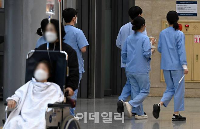 [이데일리 방인권 기자] 서울 한 병원 전공의 전용공간에서 의료진 등 관계자들이 이동하고 있다.