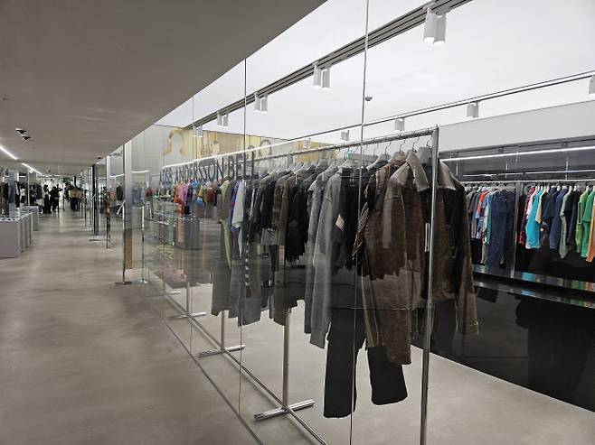 기존 사무실 회의실로 쓰였던 공간을 그대로 살려 매장을 꾸몄다. (사진=김정유 기자)