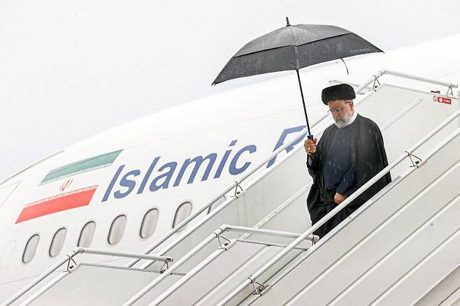 FILE PHOTO: Iranian President Ebrahim Raisi upon arrival in New York at F. Kennedy International Airport in New York, U.S, September 18, 2023. Iran‘s Presidency/WANA (West Asia News Agency)/Handout via REUTERS/File Photo ATTENTION EDITORS - THIS PICTURE WAS PROVIDED BY A THIRD PARTY