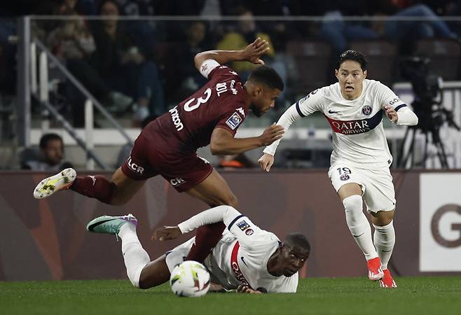 메츠와의 경기를 치르고 있는 PSG 이강인(우측), 연합뉴스