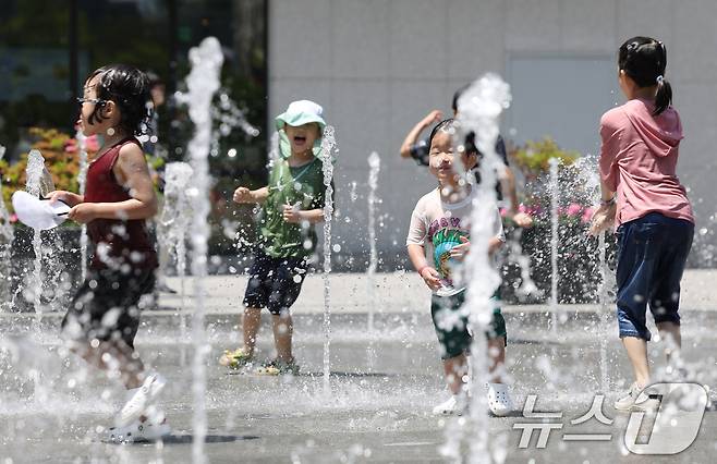서울 낮 최고 기온이 28도에 오르는 등 초여름 더위를 보인 19일 서울 종로구 광화문광장에서 아이들이 물놀이를 하며 즐거운 시간을 보내고 있다. 2024.5.19/뉴스1 ⓒ News1 김민지 기자
