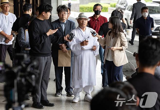 윤석열 대통령 부부를 청탁금지법 위반 등 혐의로 고발한 백은종 서울의소리 대표가 20일 오후 서울 서초구 서울중앙지방검찰청에서 열리는 고발인 조사에 출석하며 입장을 밝히고 있다. 2024.5.20/뉴스1 ⓒ News1 이재명 기자