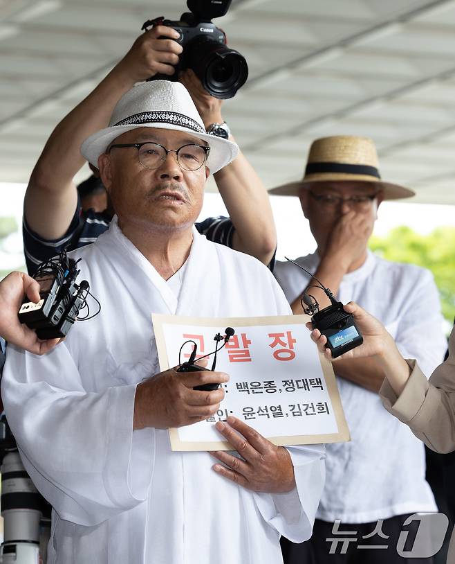 윤석열 대통령 부부를 청탁금지법 위반 등 혐의로 고발한 백은종 서울의소리 대표가 20일 오후 서울 서초구 서울중앙지방검찰청에서 열리는 고발인 조사에 출석하며 입장을 밝히고 있다. 2024.5.20/뉴스1 ⓒ News1 이재명 기자