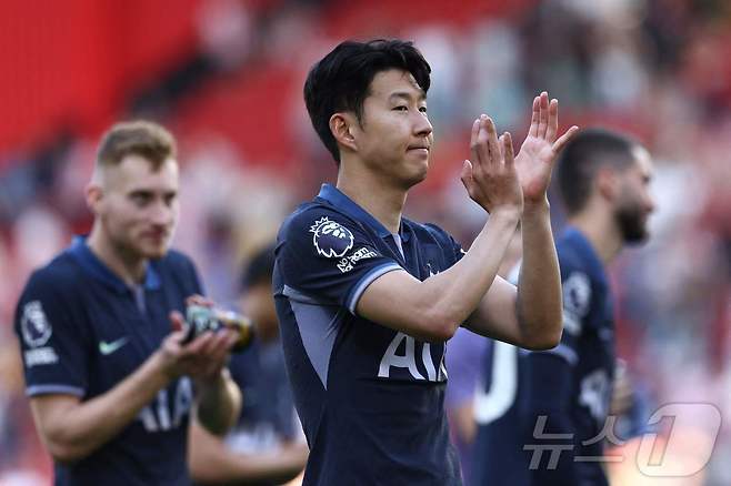 토트넘 홋스퍼 손흥민이 20일 셰필드전을 마친 뒤 관중을 향해 박수를 치고 있다. ⓒ AFP=뉴스1