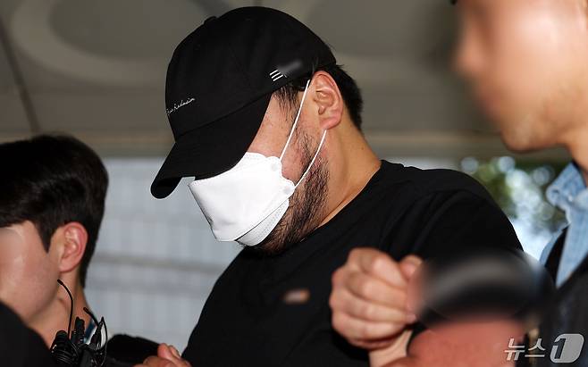 일본 여성과의 성매매를 광고하고 알선한 30대 업주 박 모 씨가 영장실질심사를 받기 위해 서울중앙지법에 들어서고 있다. 2024.5.12/뉴스1 ⓒ News1 박지혜 기자