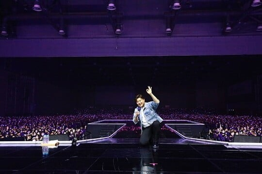 가수 김호중이 전국투어 콘서트 도중 손을 들어 보이고 있다. 사진 | 생각엔터테인먼트