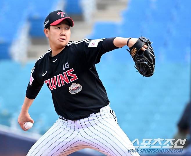 12일 대구삼성라이온즈파크에서 열린 KBO리그 LG와 삼성의 시범경기, LG 유영찬이 역투 하고 있다. 대구=허상욱 기자wook@sportschosun.com/2024.03.12/