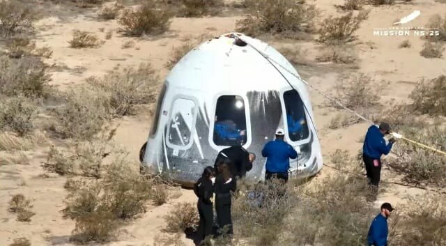 미국 텍사스 사막으로 귀환한 NS-25 우주 캡슐 (사진=블루오리진)