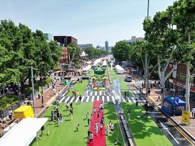 서울 종로구는 올해 5월부터 10월까지 다섯 차례에 걸쳐 '놀러와! 대학로, 차 없는 거리로' 행사를 진행한다. 종로구청 제공.