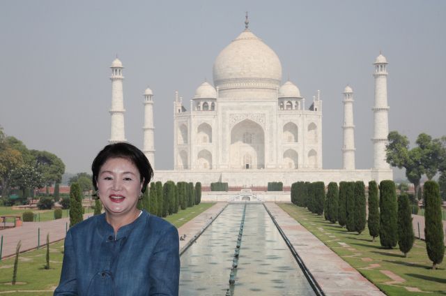 2018년 11월7일 오전(현지시간) 문재인 전 대통령 부인 김정숙 여사가 인도 우타르프라데시 주 아그라의 타지마할을 방문해 기념촬영을 하고 있다.
