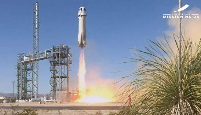우주로 날아가는 블루 오리진 로켓의 모습[이미지출처=AFP 연합뉴스]