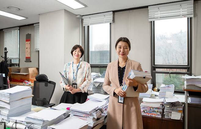 서울 서초구 중앙지검에서 '부산 돌려차기 사건'을 수사한 김세희, 이자영 검사를 만났다. 일과 양육을 병행하는 두 검사는 "캐비닛에 다 들어가지 못 할 만큼 사건 자료와 수사 기록이 넘쳐난다"며 웃었다. /김지호 기자