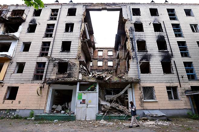 16일(현지시각) 우크라이나 보로댠카의 아파트가 러시아군의 집중 폭격으로 붕괴돼있다.  / 오종찬 기자