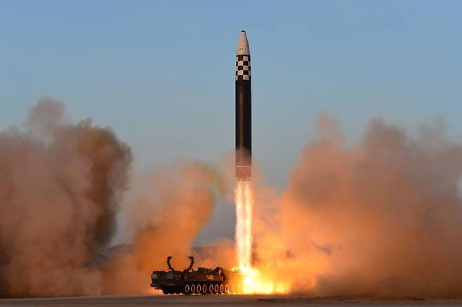 작년 3월 북한이 단행한 발사한 화성-17형 대륙간탄도미사일(ICBM) 발사 훈련 모습. /뉴스1