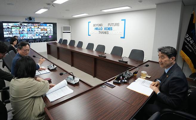 정부가 이탈 3개월째가 된 전공의들에게 이날까지 복귀할 것을 촉구한 20일 오전 이주호 사회부총리 겸 교육부 장관이 서울 영등포구 교육시설안전원에서 화상으로 열린 의과대학 운영대학 총장 간담회에 참석해 발언하고 있다. /연합뉴스