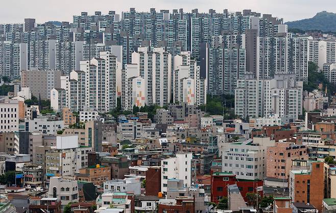 서울 성북구 동선동 일대 아파트와 다세대,빌라들이 밀집한 주택가의 모습. /연합뉴스