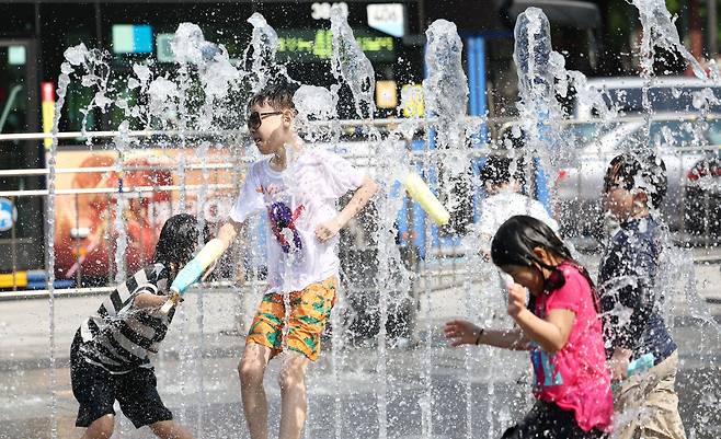 사진은 19일 서울 종로구 광화문광장 바닥분수대에서 어린이들이 즐거운 시간을 보내고 있는 모습. /연합뉴스
