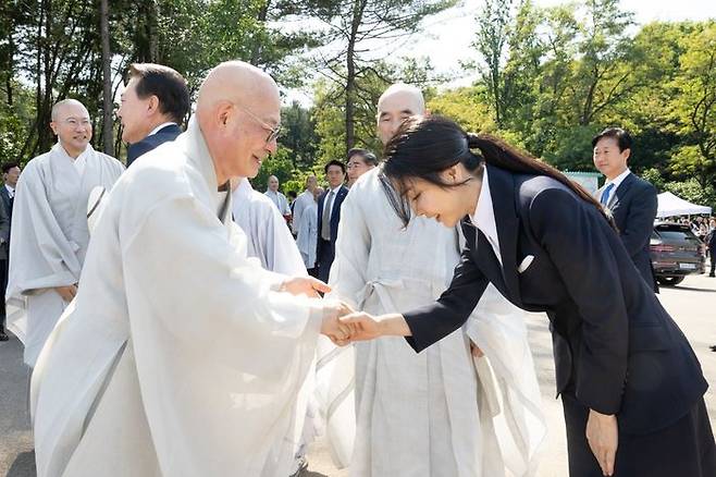 김건희 여사가 19일 경기도 양주시 회암사지에서 열린 '회암사 사리 이운 기념 문화축제 및 삼대화상 다례재'에 참석하며 조계종 총무원장 진우스님과 인사하고 있다. ⓒ연합뉴스