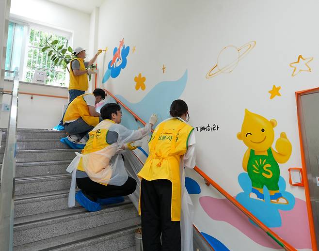 자원봉사자들이 벽화 그리기 봉사활동에 참여하고 있다. 에쓰오일