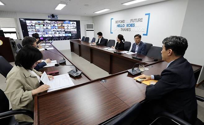 이주호 부총리가 20일 한국교육시설안전원에서 의과대학을 운영하는 40개 대학 총장들과 간담회를 가지고 학칙 개정 절차를 완료해달라고 당부했다.[교육부 제공]