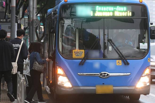 오는 7월 1일부터 대구 시내버스 5개 노선 98대가 현금 없는 시내버스로 운영된다. 사진은 대구 시내버스를 이용하는 시민 모습. 뉴스1