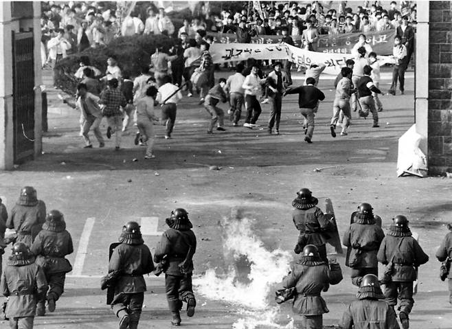 1980년대 서울 신촌 연세대학교 정문 앞에서 시위에 나선 학생들과 이를 저지하는 전투경찰 간에 화염병과 최루탄이 난무하고 있는 모습. 연합뉴스