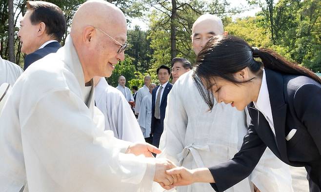 김건희 여사가 19일 경기도 양주시 회암사지에서 열린 회암사 사리 이운 기념 문화축제 및 삼대화상 다례재에 참석하며 조계종 총무원장 진우스님과 인사하고 있다. 대통령실 제공