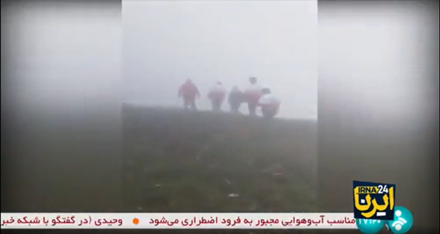 이란 구급대원들이 19일 동아제르바이잔주(州) 바르즈건 지역에서 헬기를 타고 귀국하던 도중 불시착한 에브라힘 라이시(63) 이란 대통령을 수색하고 있다. 이란 국영 IRNA통신 제공