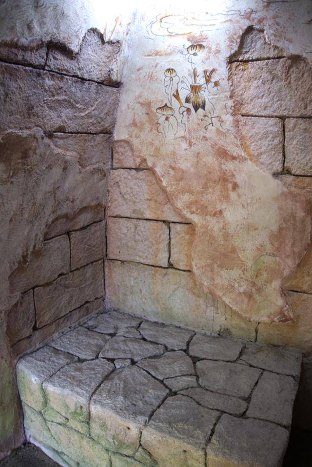 북서벽 모서리에 위치한 작은 시상대. 이곳에 순장된 것으로 추정되는 인골 7구가 놓여 있었다.