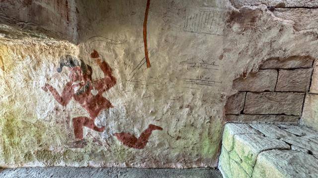 입구 방향인 서벽면에 그려진 역사(力士)와 버드나무가 있는 집. 역사가 귀걸이를 한 것이 눈에 띈다.
