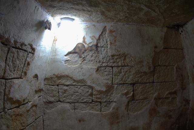 동벽면은 박락이 심한 가운데, 새와 해 그림을 희미하게나마 확인할 수 있다.