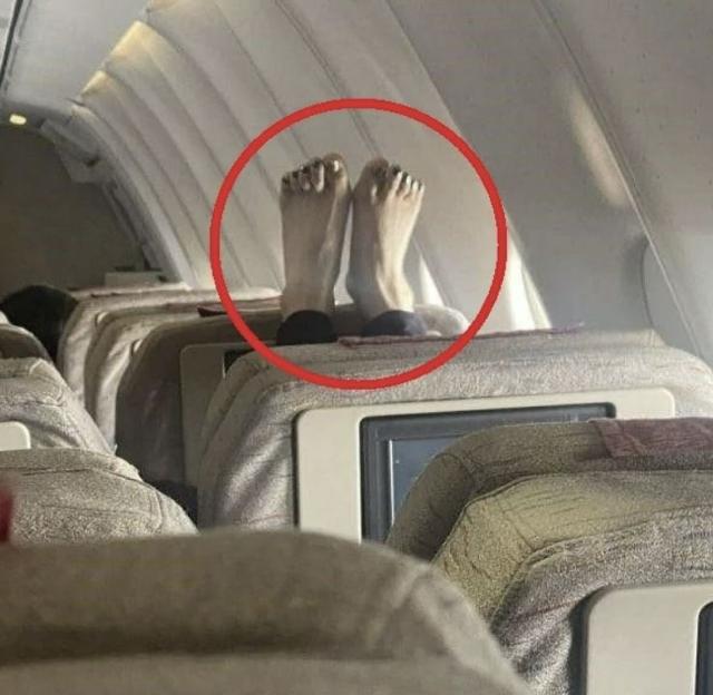 최근 온라인 커뮤니티에 올라온 제주행 비행기에서 앞좌석에 발을 올린 승객의 사진. 온라인 커뮤니티 캡처