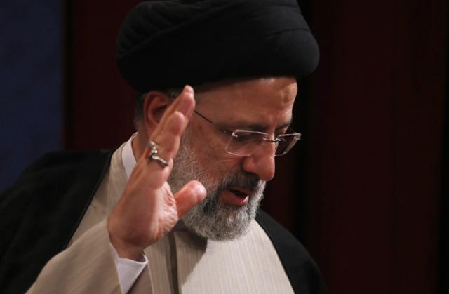 에브라힘 라이시 이란 대통령이 2021년 6월 대통령에 당선된 후 지지자들에게 손을 흔들고 있다. 테헤란=AP 연합뉴스
