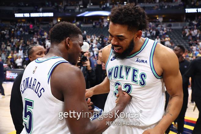 20일 볼 아레나에서 열린 2023~24 NBA 서부 콘퍼런스 PO 2라운드 7차전 덴버와 미네소타의 경기. 미네소타 에드워즈와 타운스가 승리 뒤 환호하고 있다. 사진=게티이미지