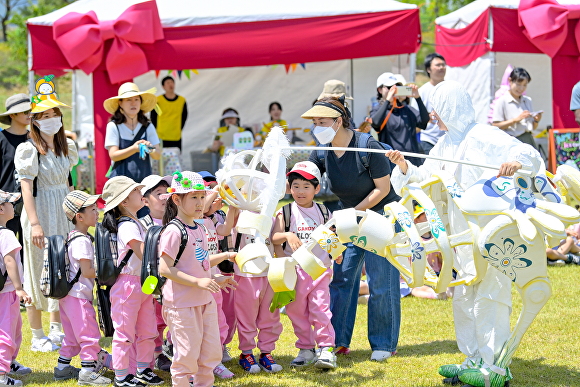 '2024 성주참외&생명문화축제' 참여 어린이들을 위한 퍼포먼스 펼쳐지고 있다. [사진=성주군]