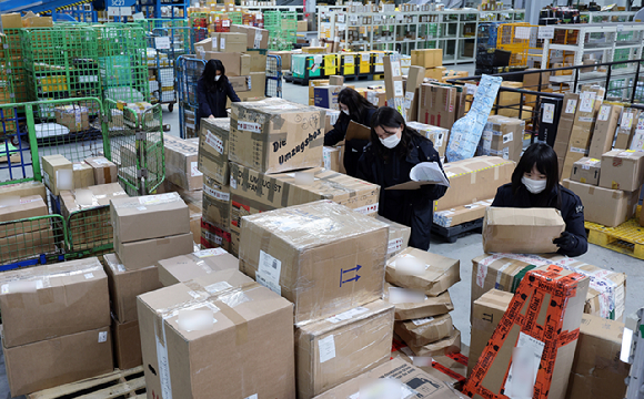 인천 중구 인천세관 특송물류센터에서 관세 주무관들이 직구 물품을 살펴보고 있다. [사진=뉴시스]