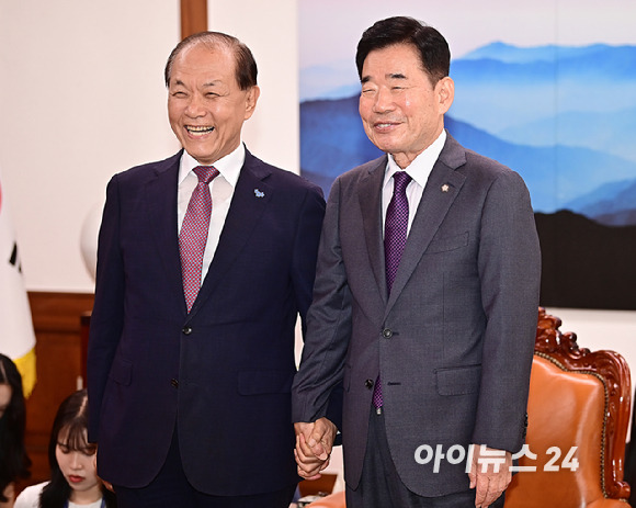 황우여 국민의힘 비상대책위원장이 20일 오전 서울 여의도 국회에서 김진표 국회의장을 예방해 기념촬영을 하고 있다. [사진=곽영래 기자]