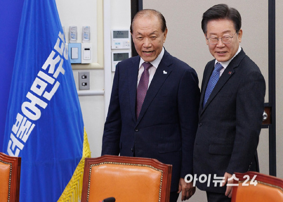 황우여 국민의힘 비상대책위원장이 20일 오후 서울 여의도 국회에서 더불어민주당 이재명 대표를 예방해 기념촬영을 마친 뒤 자리로 이동하고 있다. [사진=곽영래 기자]