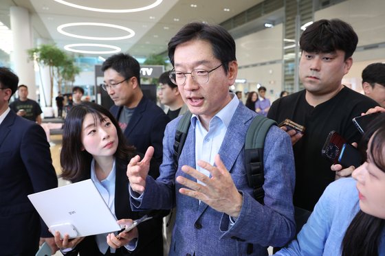 영국 유학 중인 김경수 전 경남도지사가 19일 인천국제공항을 통해 귀국해 취재진의 질문에 답하고 있다. 김 전 지사는 오는 23일 고 노무현 전 대통령 추도식에 참석할 예정이다. [뉴스1]