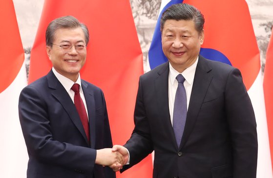 문재인 대통령과 시진핑 중국 국가주석이 2017년 12월 14일 오후 베이징 인민대회당 서대청에서 열린 악수하고 있다. 연합뉴스