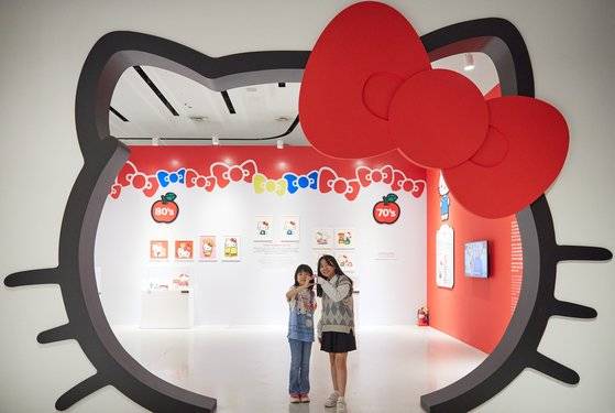 김하윤(왼쪽)·권혜원 학생기자가 헬로키티의 역사를 만나고, 놀라운 상상력을 바탕으로 탄생한 산리오 캐릭터들을 살펴보기 위해 ‘헬로키티 50주년 특별전: 산리오캐릭터즈와의 여행’ 전시장을 찾았다.