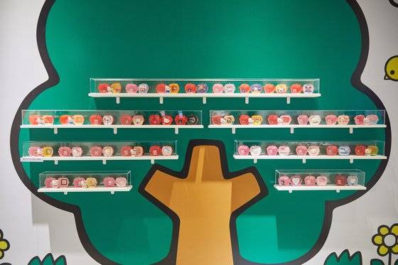 다양한 캐릭터 아트와 맥도날드 해피밀을 먹으면 제공됐던 장난감, 문구·컵·가방·생활용품 등 실제 판매된 오리지널 제품들을 통해 과거부터 현재까지 어떤 형태로 헬로키티가 우리와 함께했는지 볼 수 있다.